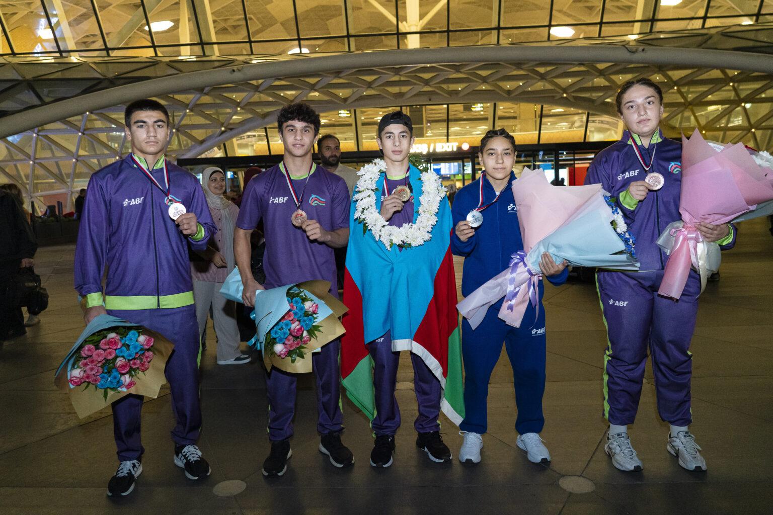 U-19 Avropa çempionatında uğur qazanan boksçularımız Vətənə qayıdıblar